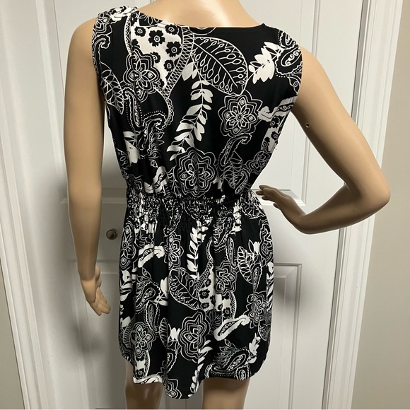 Black & White floral deep plunge sleeveless top - Picture 5 of 9